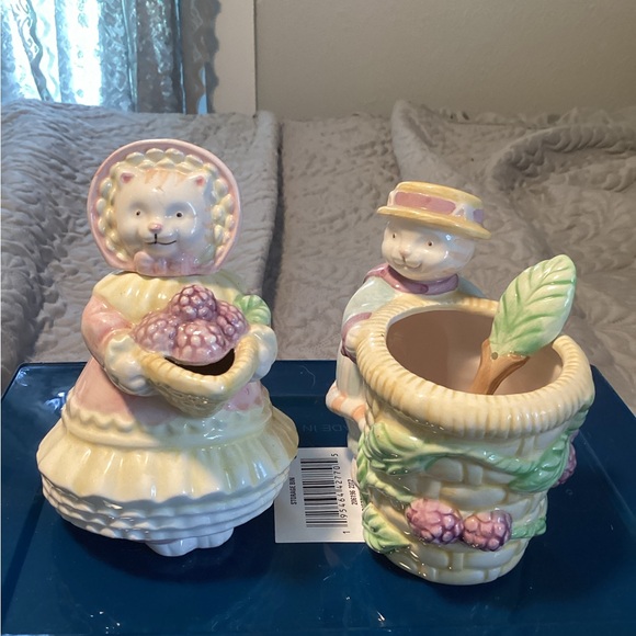 Creamer and sugar - Picture 1 of 2